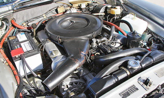 Der Motor des Mercedes 280 SE 3.5 