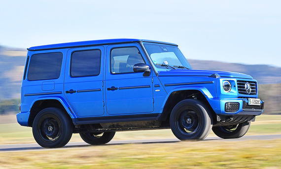 Mercedes G 580 EQ - Zibigniew Mazar Blick von schräg vorne auf den fahrenden Mercedes G 580 EQ.