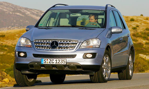 Der Mercedes ML 500 fahrend von schräg vorne fotografiert. 