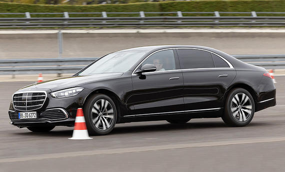 Mercedes S 680 Guard; fahrend in Pylonengasse, Seitenansicht