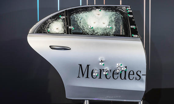 Die Tür des Mercedes S 680 Guard nach Beschuss