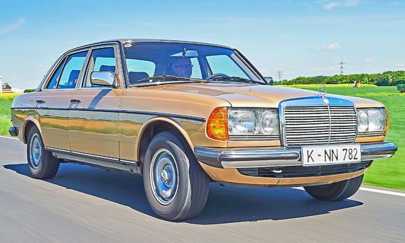 Mercedes 230 E (W123) - Wim Woeber Der Mercedes 230 E (W123) fahrend von vorne