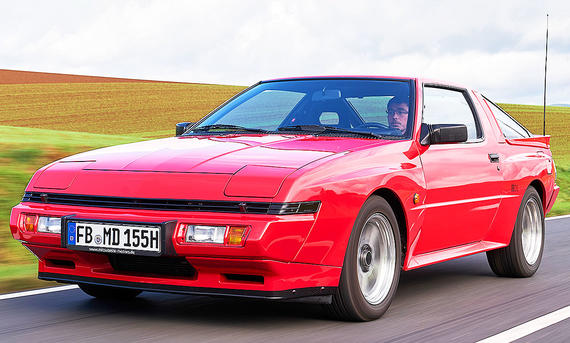 Der Mitsubishi Starion fahrend von vorne