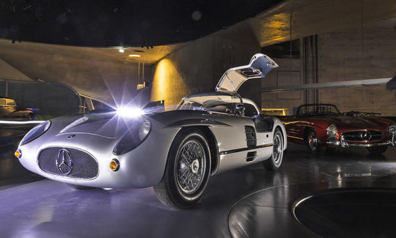 Nacht im Mercedes-Benz-Museum