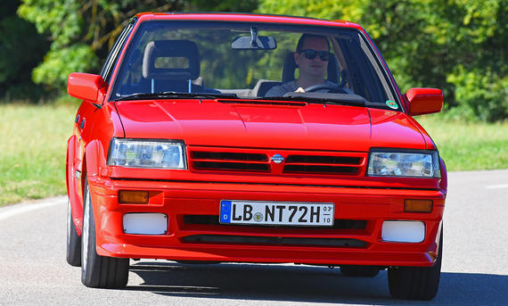 Der Nissan Bluebird Grand Prix 1.8i 16V fahrend von vorne