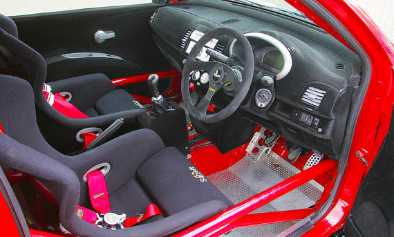 Der Innenraum des Nissan Micra 350SR. 