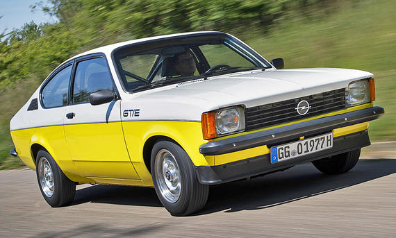 Der Opel Kadett GT/E fahrend von vorne