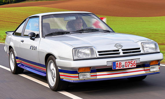 Der Opel Manta i200 fahrend von vorne
