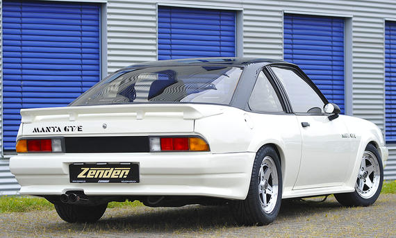 Opel Manta GT/E Zender - Nils Koshofer Der Opel Manta GT/E Zender statisch von schräg hinten fotografiert.