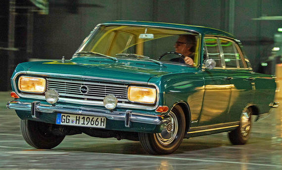 Der Opel Rekord B fahrend von vorne