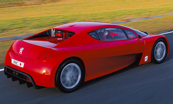 Peugeot RC (2002) - Peugeot Der Peugeot RC (2002) fahrend von schräg hinten fotografiert.