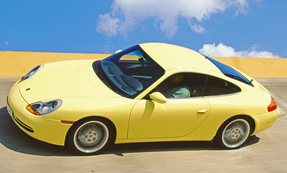 Porsche 911 - Willy Bister Der Porsche 911 fahrend seitlich