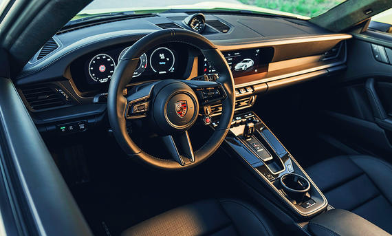 Porsche 911 Carrera S (2025) - Porsche Blick auf die Armaturen im Innenraum des Porsche 911 Carrera S (2025).