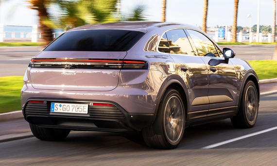 Porsche Macan 4 (2024); fahrend, Heckansicht