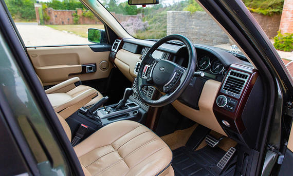 Das Cockpit des Range Rover 4.2 Supercharged Vogue SE (L322). 