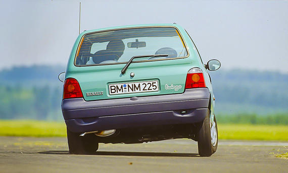 Renault Twingo 1 (1993-2007) - AUTO ZEITUNG Archiv Der Renault Twingo 1 (1993-2007) fahrend von schräg hinten fotografiert.