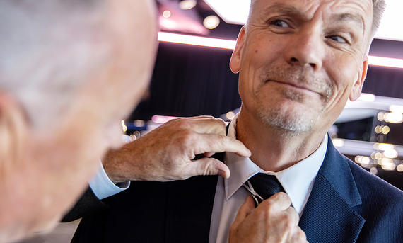 Rolls-Royce Chauffeur Academy-Lehrer Andi McCann rückt die Krawatte von AUTO ZEITUNG-Redakteur Martin Urbanke zurecht.