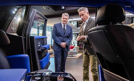 Rolls-Royce Chauffeur Academy-Lehrer Andi McCann zeigt AUTO ZEITUNG-Redakteur Martin Urbanke die Besonderheiten des Autos. Perspektive aus dem Innenraum heraus.