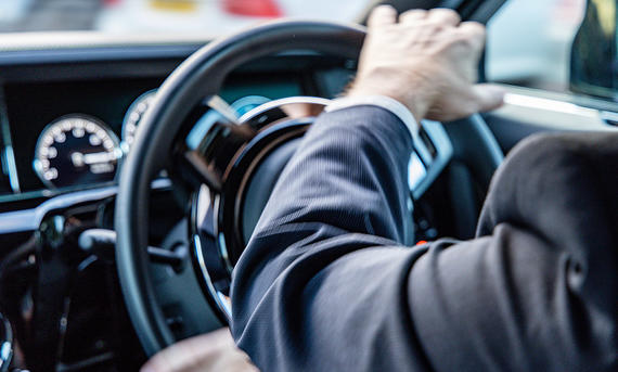 Rolls-Royce Chauffeur Academy - Daniela Loof Rolls-Royce Chauffeur Academy: AUTO ZEITUNG-Redakteur Martin Urbanke dreht sanft am Lenkrad.