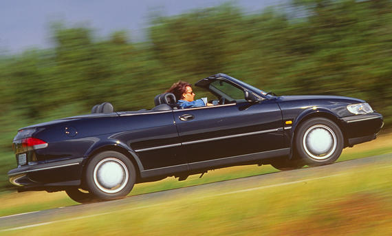 Saab 900 Cabrio - Willy Bister Das Saab 900 Cabrio fahrend seitlich