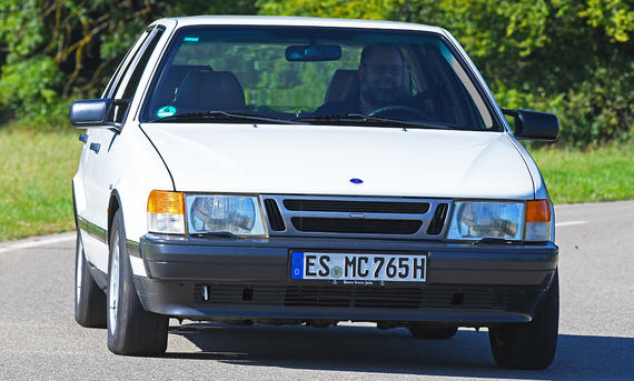 Der Saab 9000 2.3i 16V fahrend von vorne