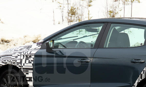 Blick von der Seite auf den fahrenden Erlkönig des Seat Ibiza Facelift (2025).
