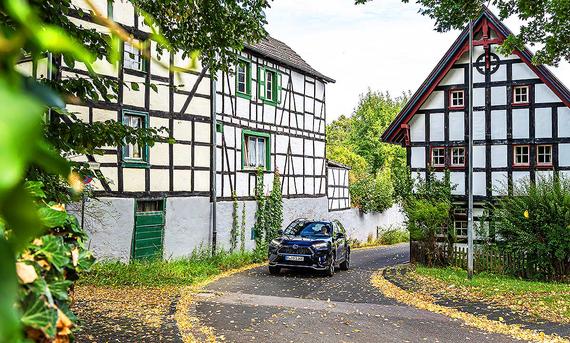 Toyota RAV4 - Frank Ratering Der Toyota RAV4 fährt auf einer Dorfstraße zwischen mehreren Fachwerk-Häusern entlang.