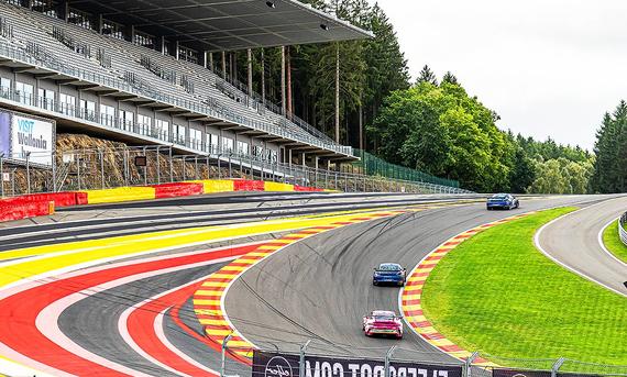 Blick auf die berühmte Eau Rouge-Kurve in Spa Francorchamps.