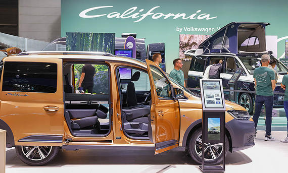 Trends auf dem Caravan Salon 2024 - Messe Düsseldorf Trends auf dem Caravan Salon 2024; Ansicht VW Caddy California auf dem Messestand Caravan Salon 2024