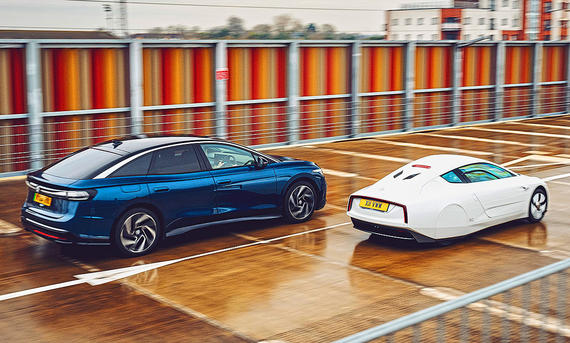 VW ID.7/VW XL1 - Richard Pearce Blick von schräg hinten auf die fahrenden VW-Modelle VW ID.7 und VW XL1.