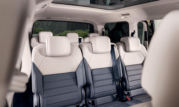 VW Multivan (2021) - VW Nutzfahrzeuge Bild zeigt den Innenraum des achtsitzigen VW Multivan (2021) mit Blick auf die zweite und dritte Sitzreihe.