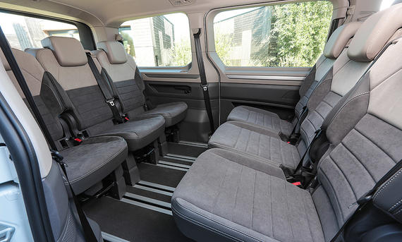 VW Multivan eHybrid 4Motion (2025) - VW Nutzfahrzeuge Der Innenraum des VW Multivan eHybrid 4Motion (2025), zu sehen sind die sechs Sitze hinten.