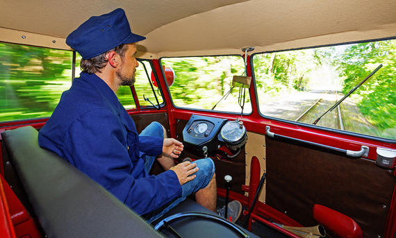 VW T1 Draisine (1954) - VW Nutzfahrzeuge Autor Arne Olerth fahrend im VW T1 Draisine (1954)