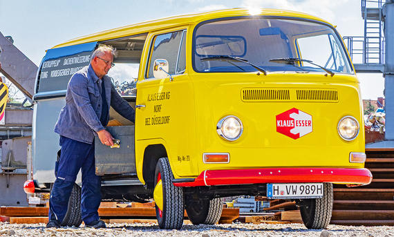 Der VW T2a stehend von vorne