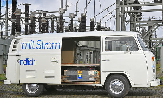 VW T2 Elektrotransporter - VW Der VW T2 Elektrotransporter mit geöffneten Schiebetüren