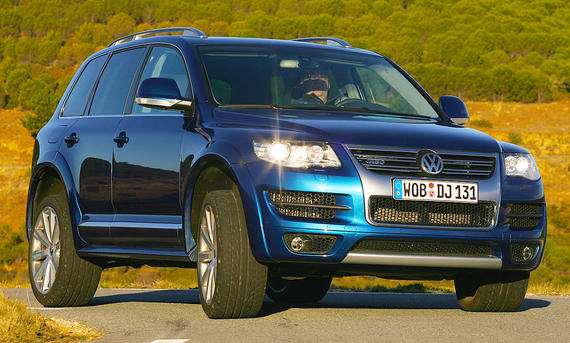 Der VW Touareg R50 fahrend von schräg vorne fotografiert. 