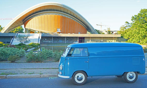 VW Transporter T1 - Thomas Starck Der VW Transporter T1 stehend vor der Kongresshalle