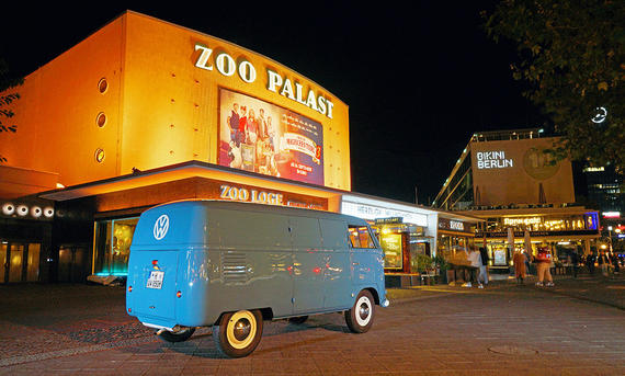 VW Transporter T1 - Thomas Starck Der VW Transporter T1 stehend vor dem Zoo-Palast