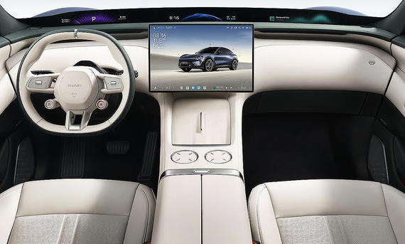 Blick auf die Armaturen im Innenraum des Xiaomi YU7 (2025).