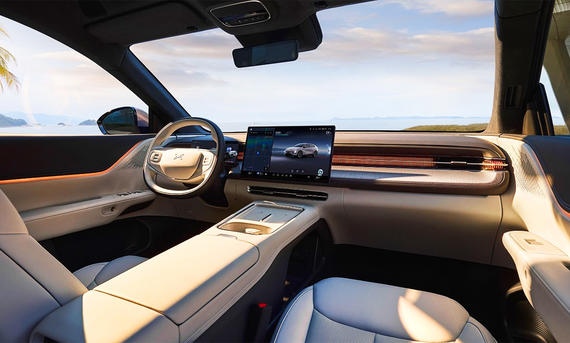 Blick auf die Armaturen im Innenraum des Xpeng G6 Facelift (2025).
