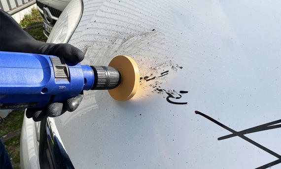 Folienradierer im Praxistest - AUTO ZEITUNG Eine Bohrmaschine mit Folienradierer im Einsatz.
