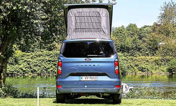 Ford Nugget (2025) im Fahrbericht - Daniela Loof Die Außenaufnahme zeigt den Ford Nugget (2025) von zentral hinten.