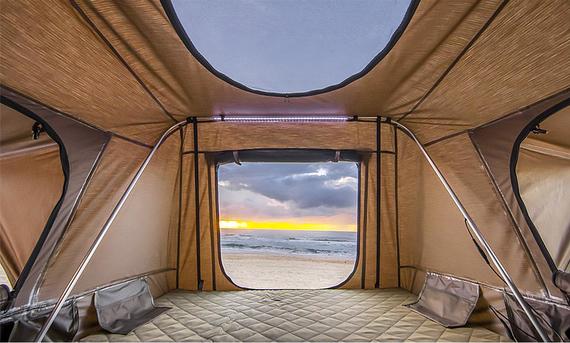 Ford Ranger Camper-Umbau aus dem Zubehörshop - Ford/ARB Die Innenaufnahme zeigt den Schlafbereich im Dachzelt des Ford-Ranger.