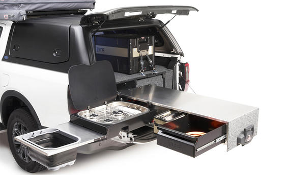 Ford Ranger Camper-Umbau aus dem Zubehörshop - Ford/ARB Das Studiofoto zeigt die Ausziehküche von ARB am Heck des Ford-Ranger.