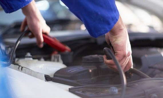 Unnützes Wissen: Auffüllen der Batterie - ... ein langes Leben zu bescheren, musste man ihren Flüssigkeitsstand regelmäßig überprüfen. Mit destilliertem Wasser, Trichter und Schutzbrille konnte die Flüssigkeit in der Batterie wieder auf einen passenden St Auffüllen der Auto-Batterie