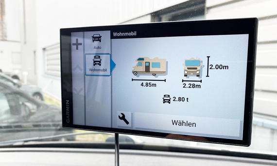 Wohnmobil-Navi Garmin Camper 795 im Test - AUTO ZEITUNG Das Bild zeigt Wohnmobil-Navi Garmin Camper 795 an der Windschutzscheibe des Test-Campers. Auf dem Display stehen Fahrzeugdaten,