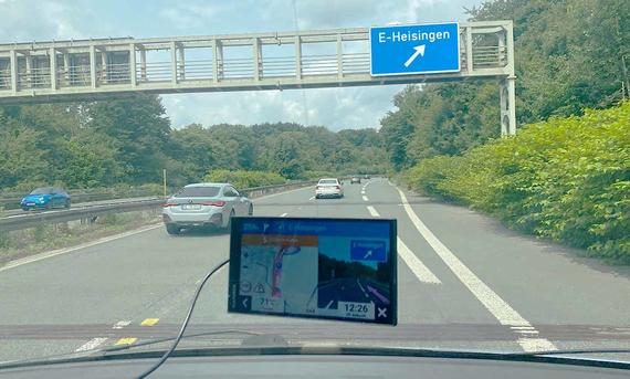 Garmin-Navi fürs Wohnmobil im Test - AUTO ZEITUNG Das Innenaufnahme zeigt das Garmin-Navi im Testeinsatz an der Windschutzscheibe einem VW-Busses. Auf dem Display wird eine Autobahnabfahrt in Essen gezeigt.