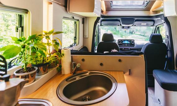 Die Innenaufnahme zeigt die Küchenteile und das Cockpit des Hymer Tramp S 585 (2025).