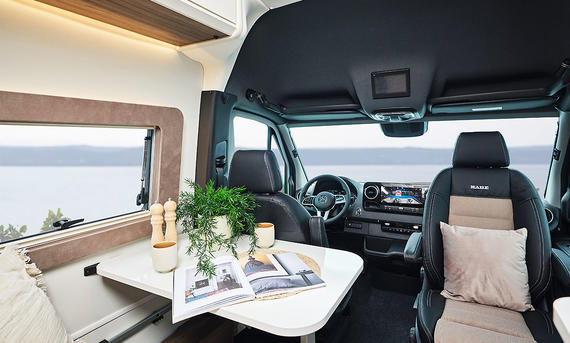 Kabe Van 690 LB 2WD (2025) - Kabe Die Studioaufnahme zeigt den Innenraum des Kabe Van 690 LB 2WD (2025).