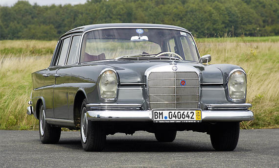 Mercedes 220 SEb - AUTO ZEITUNG Archiv Der Mercedes 220 SEb stehend von vorne
